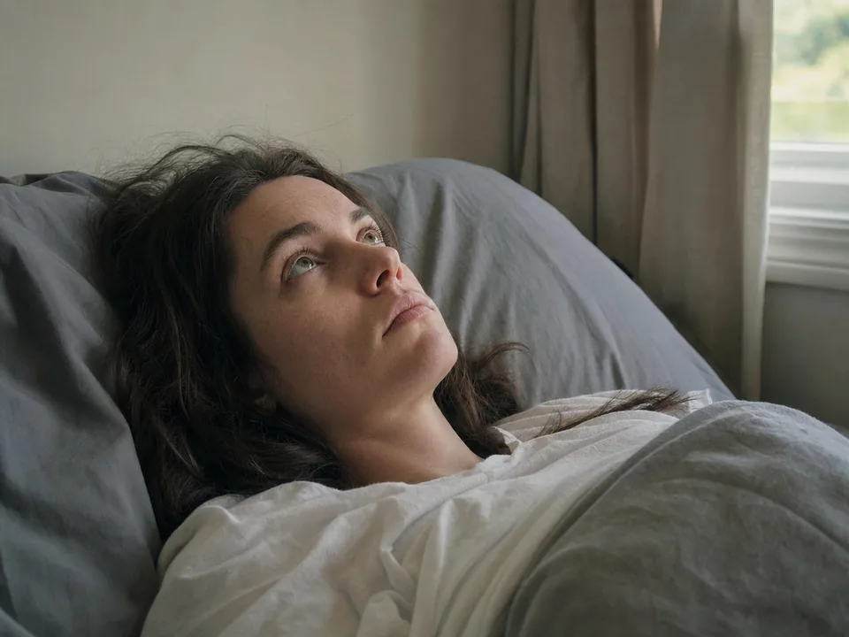 Müde Person am Morgen im Bett